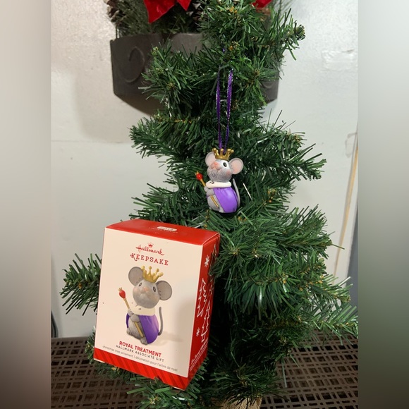 4 for $20 Royal Treatment Hallmark Associate Gift King Mouse Keepsake Ornament - Picture 1 of 13